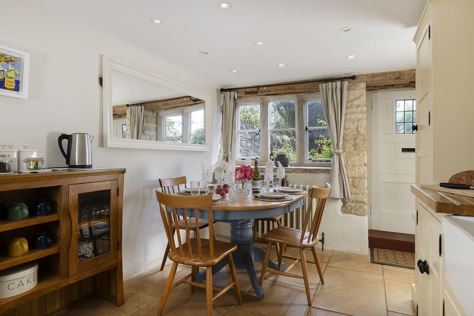 Primrose Cottage Kitchen/Dining Area - StayCotswold