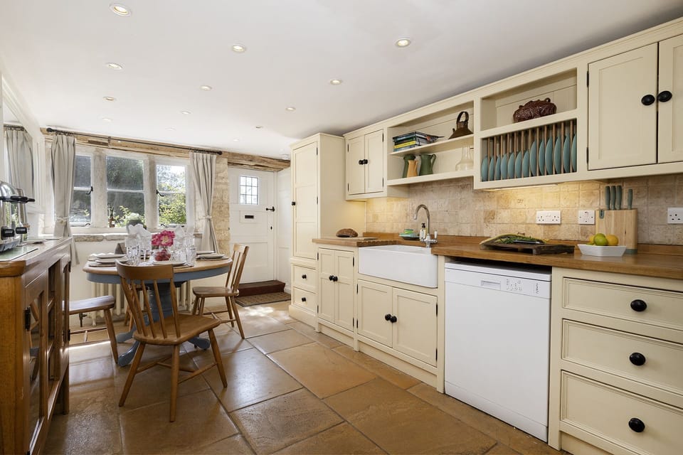 Primrose Cottage Kitchen/Dining Area - StayCotswold