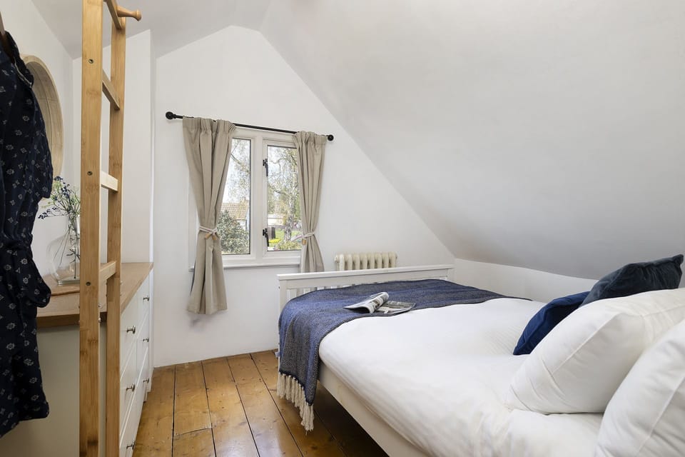Primrose Cottage Bedroom 3 - StayCotswold