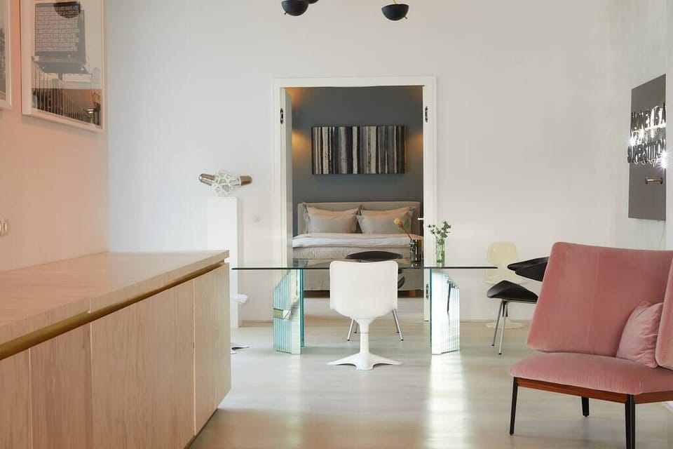 Closed kitchen front with view to the dining area and bedroom 1