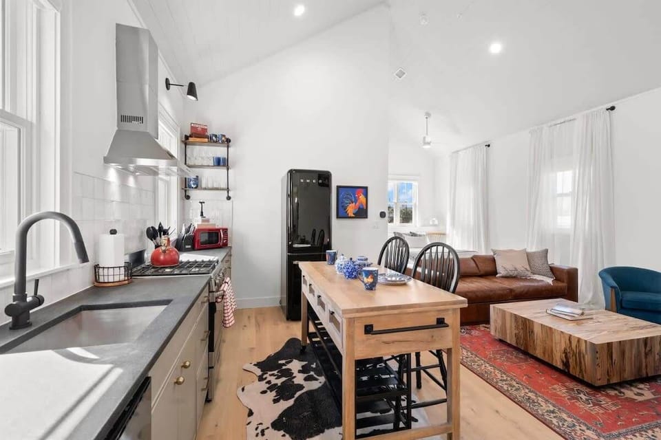 Full Upgraded Kitchen and Dining Area with Stainless Steel Appliances
