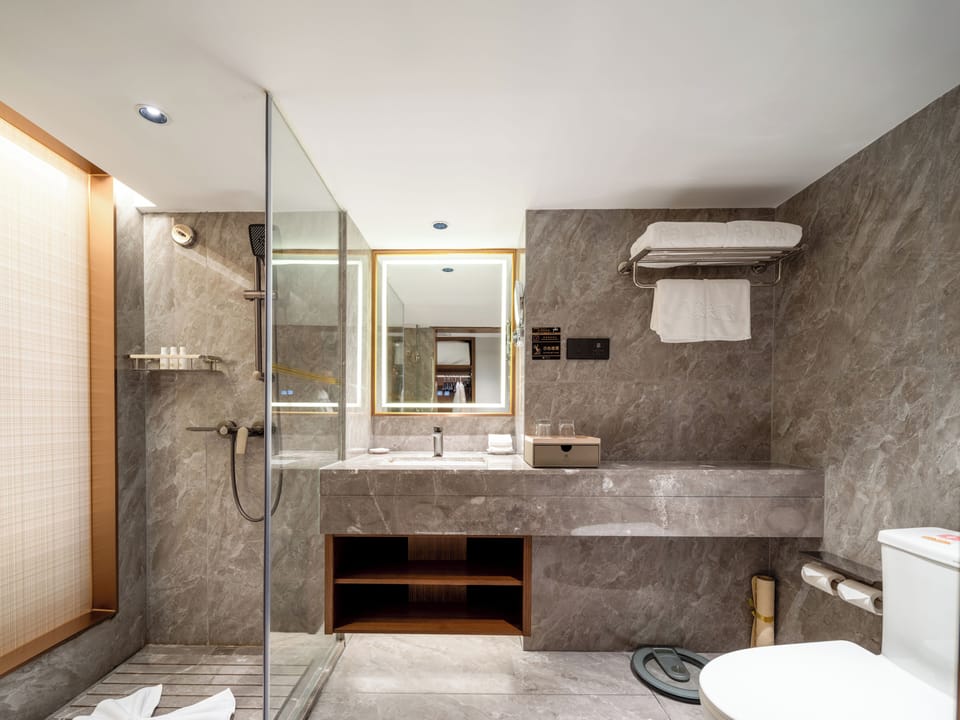Combined shower/tub, deep soaking tub, rainfall showerhead