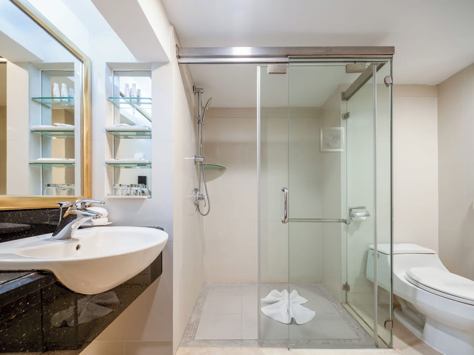 Economy Suite | Bathroom | Combined shower/tub, deep soaking tub, rainfall showerhead