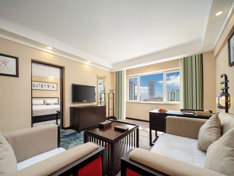Economy Suite | Premium bedding, in-room safe, individually decorated, desk