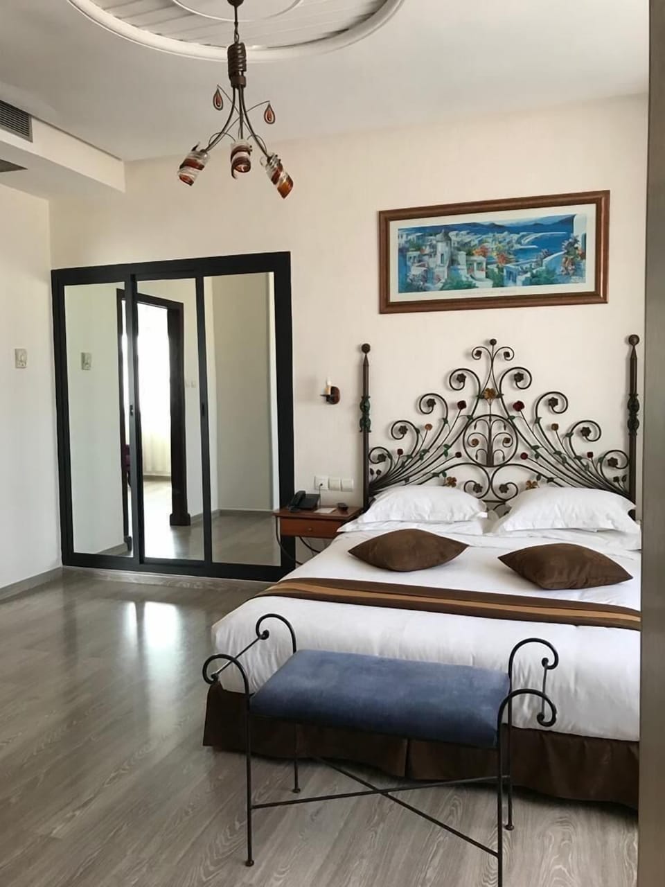 Senior Suite | In-room safe, desk, soundproofing, WiFi (free)