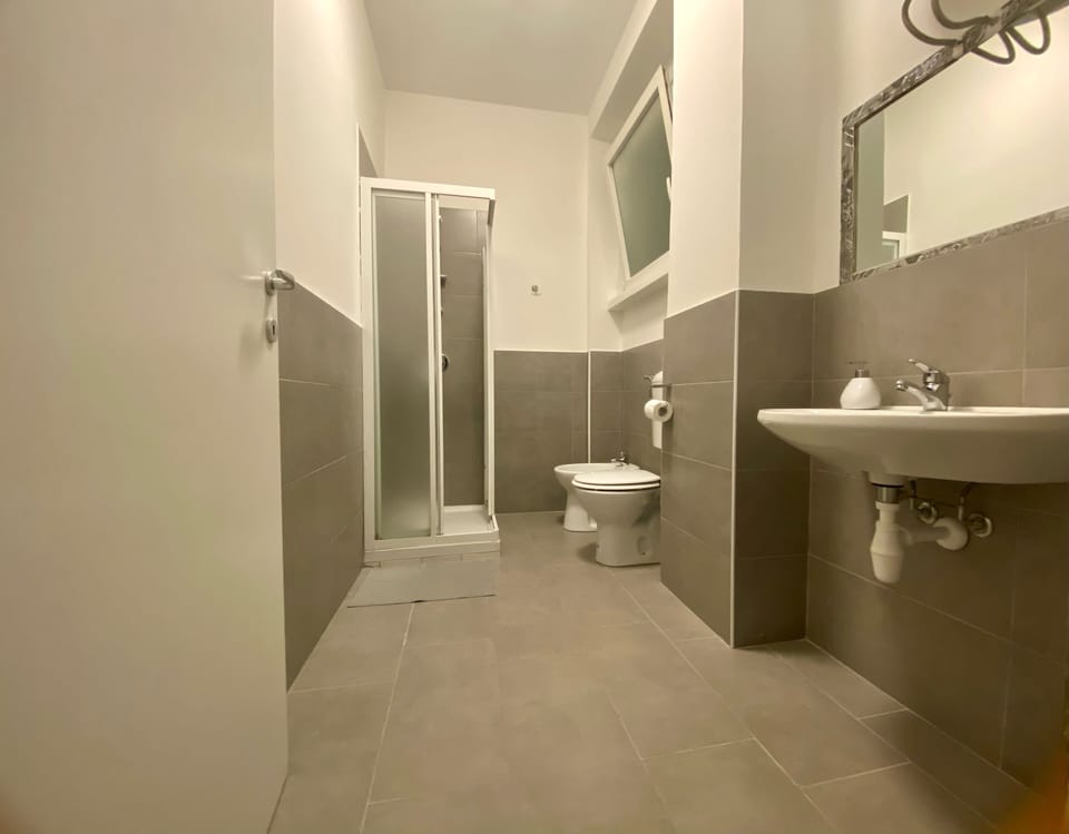 Shower, rainfall showerhead, free toiletries, hair dryer