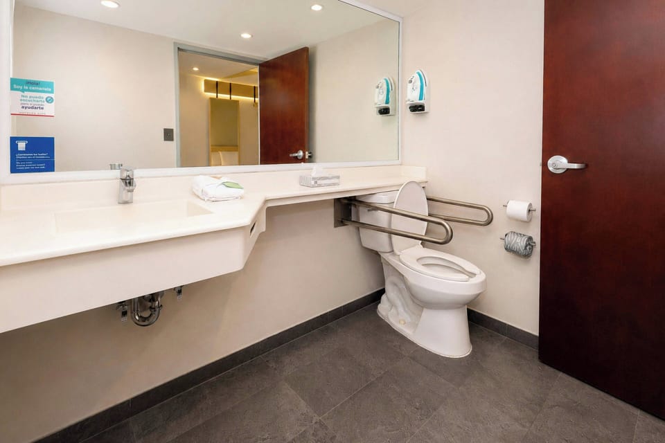 Room, 1 Queen Bed | Bathroom | Shower, hair dryer (on request), towels