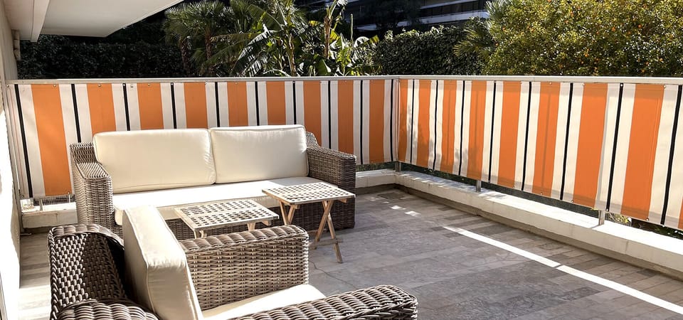 Terrace with lounge furniture and a dining table suitable for 6-8 people.