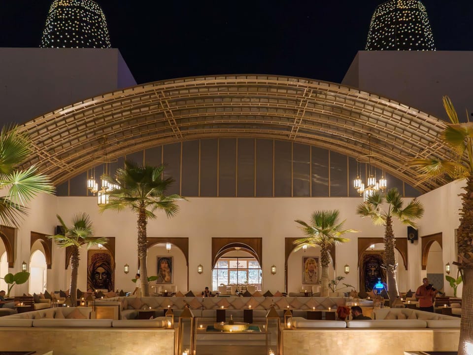 3 bars/lounges, lobby lounge