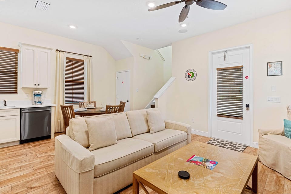 Cozy living area of the cottage in Kissimmee Florida - Offering the ultimate comfort zone for quality time together - Stylish furniture arrangement providing comfort and a cohesive look