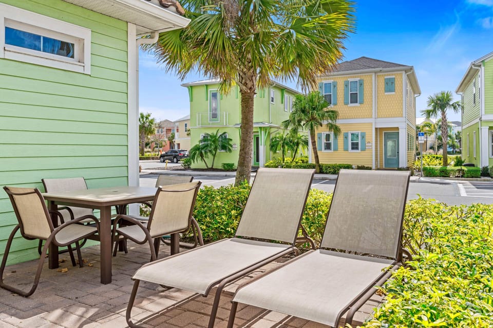 Outdoor area of the cottage in Kissimmee Florida - Take a deep breath and enjoy this calming outdoor view - Cozy outdoor retreat with seating - Private oasis with a sense of tranquility