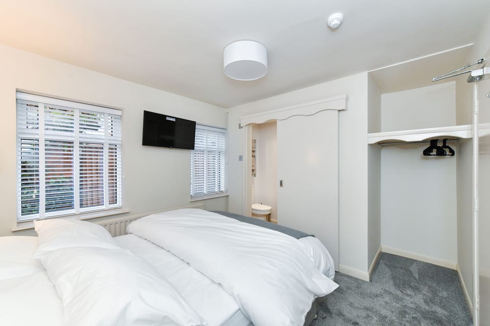 Comfort Double Room | Individually decorated, individually furnished, blackout drapes
