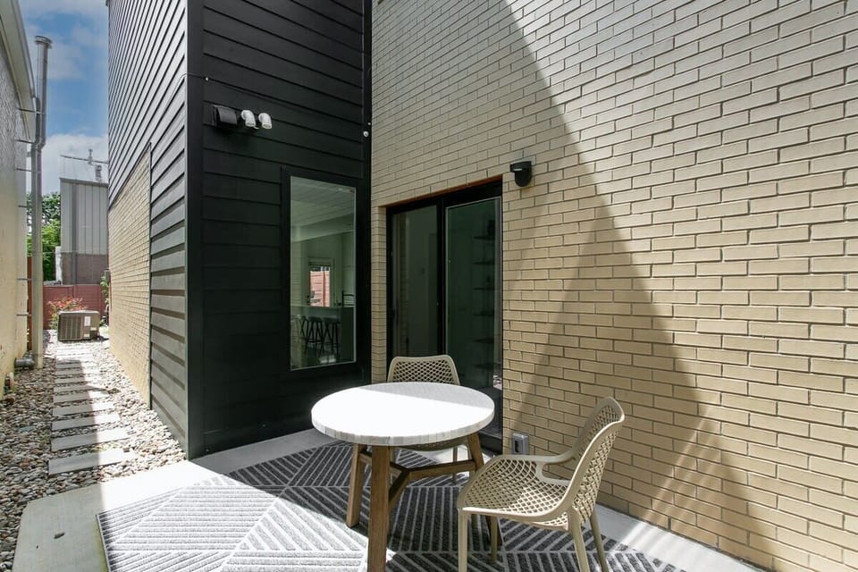 Outdoor breakfast nook w/ walkway to the backyard.