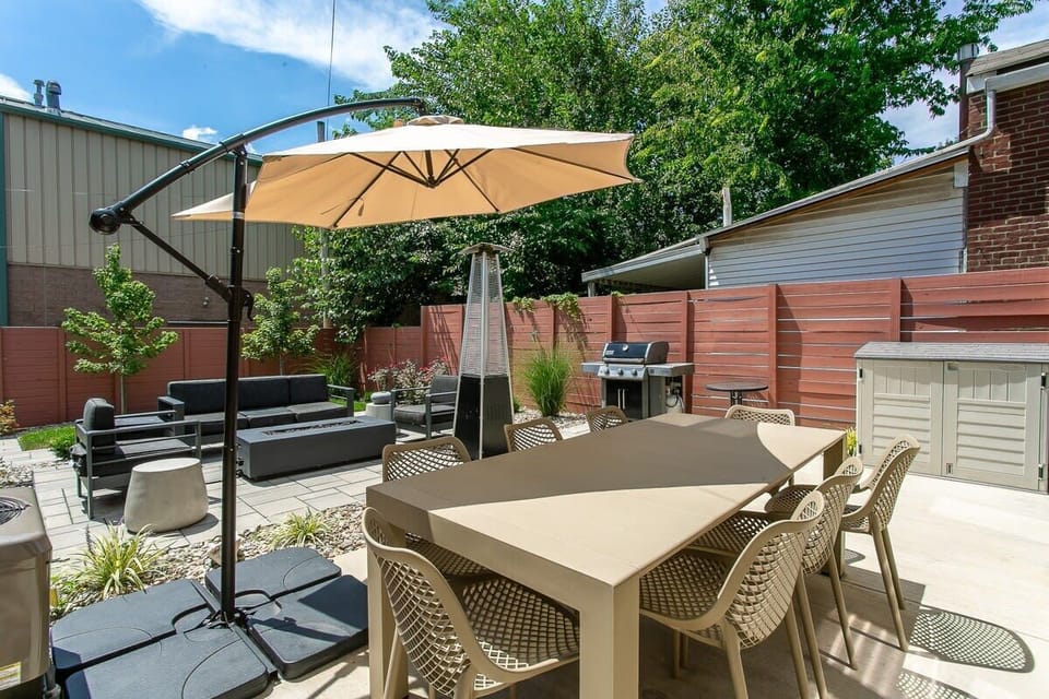 Outdoor entertainment (Dining table, fire pit, grill, fenced in yard for pets)