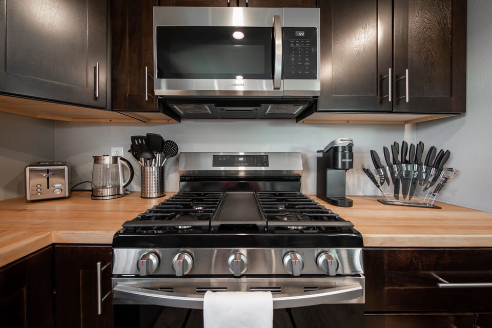Deluxe Apartment | Private kitchen | Coffee/tea maker, full-size fridge, microwave, oven