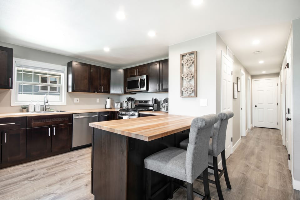 Deluxe Apartment | Private kitchen | Full-size fridge, microwave, oven, stovetop