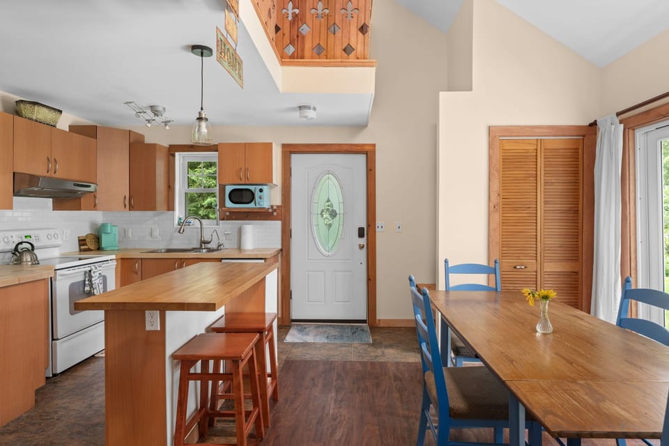 Kitchen & Eating Area