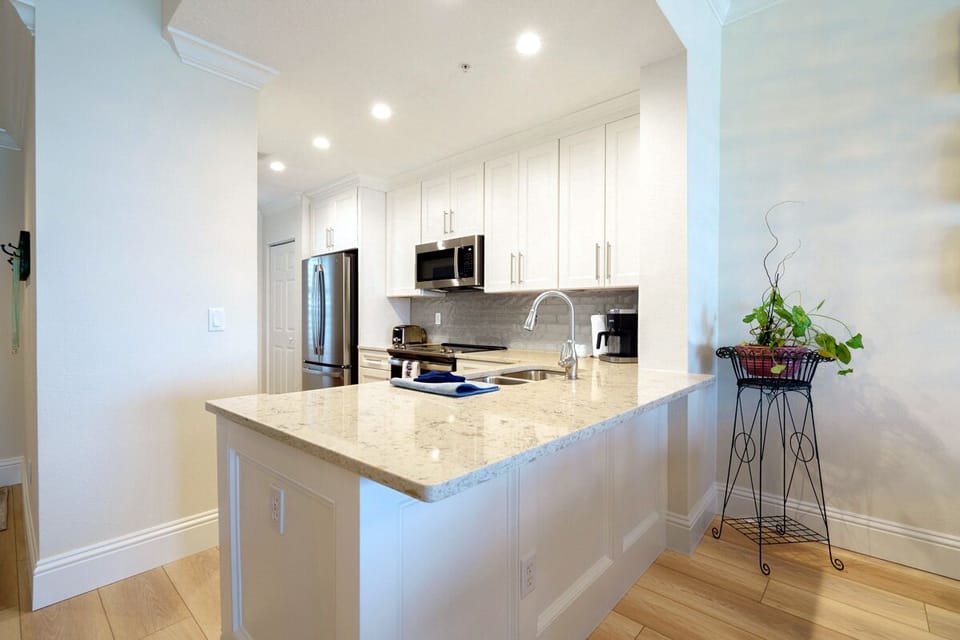 NEWLY RENOVATED FULL KITCHEN