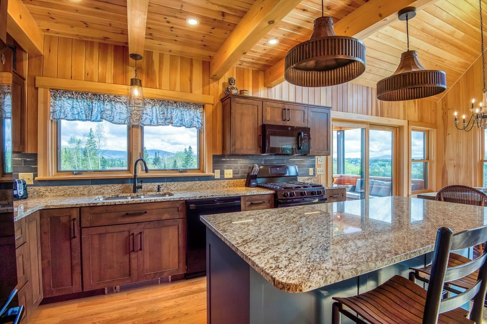 Full kitchen with everything you need!