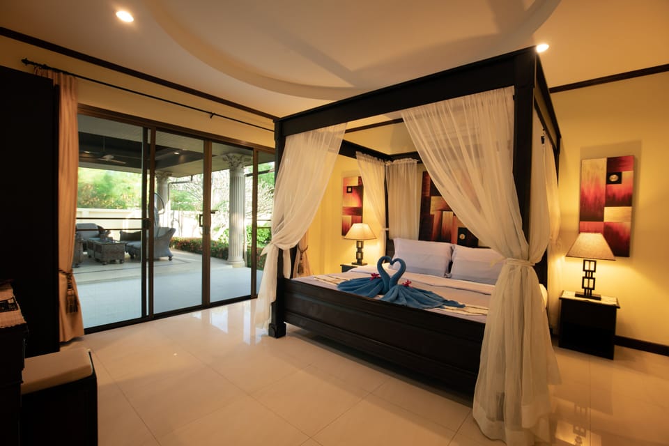 3 bedrooms, in-room safe, blackout drapes, iron/ironing board