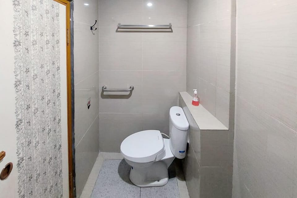 Deluxe Double Room | Bathroom | Shower, bidet, towels