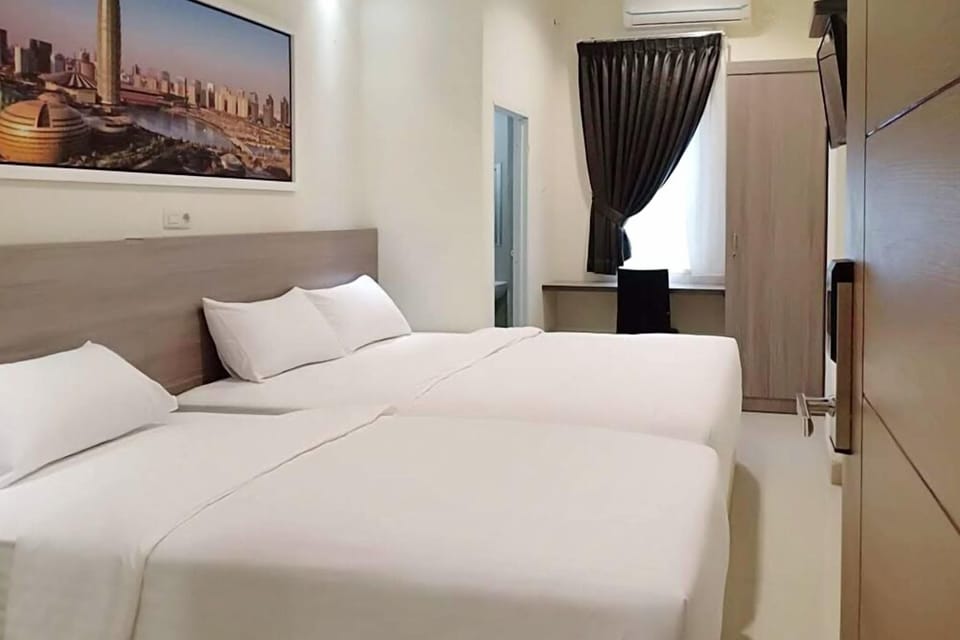 Executive Double Room | Desk, WiFi (free), bed sheets