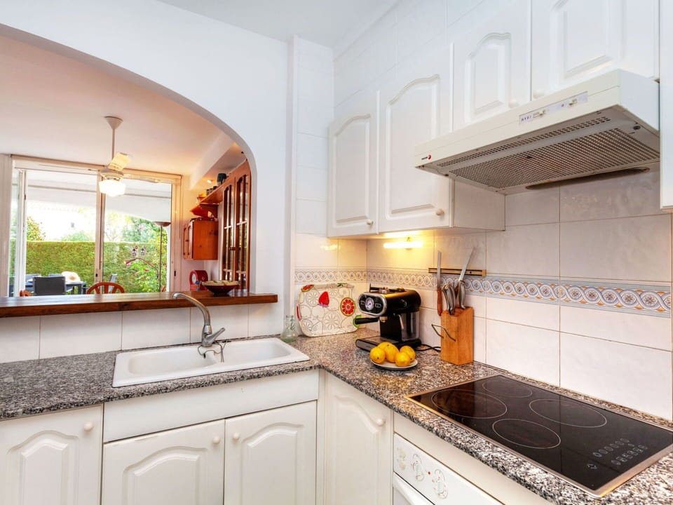 Cabinetry, Countertop, Property, Building, Kitchen Stove, Kitchen Sink, Plant, Gas Stove, Interior Design, Kitchen