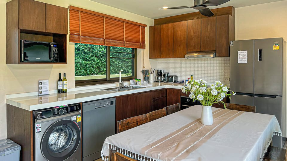 Deluxe Bungalow | Private kitchen | Full-size fridge, microwave, oven, stovetop