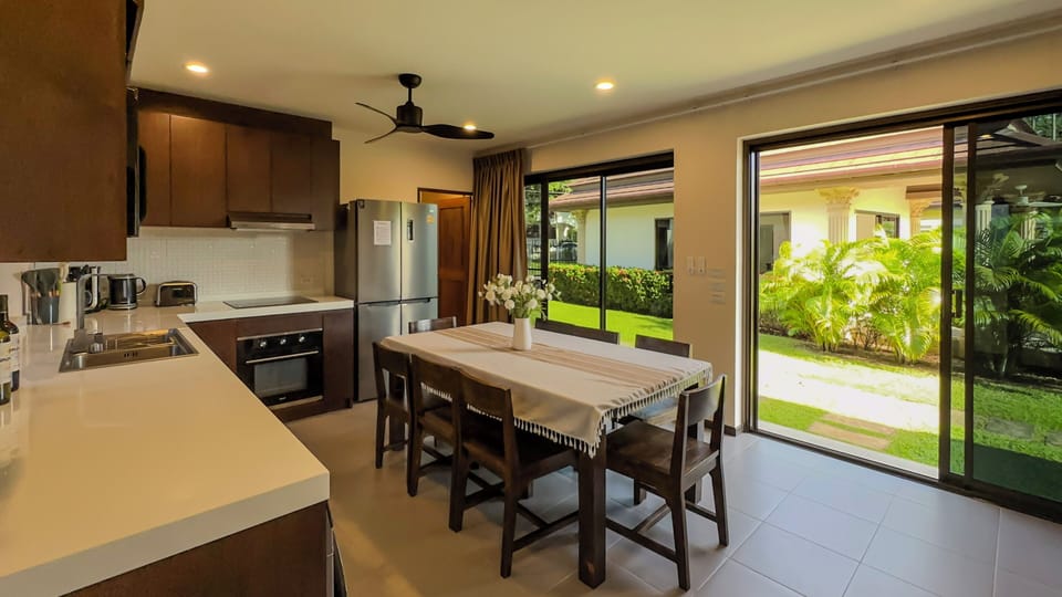 Deluxe Bungalow | Private kitchen | Full-size fridge, microwave, oven, stovetop