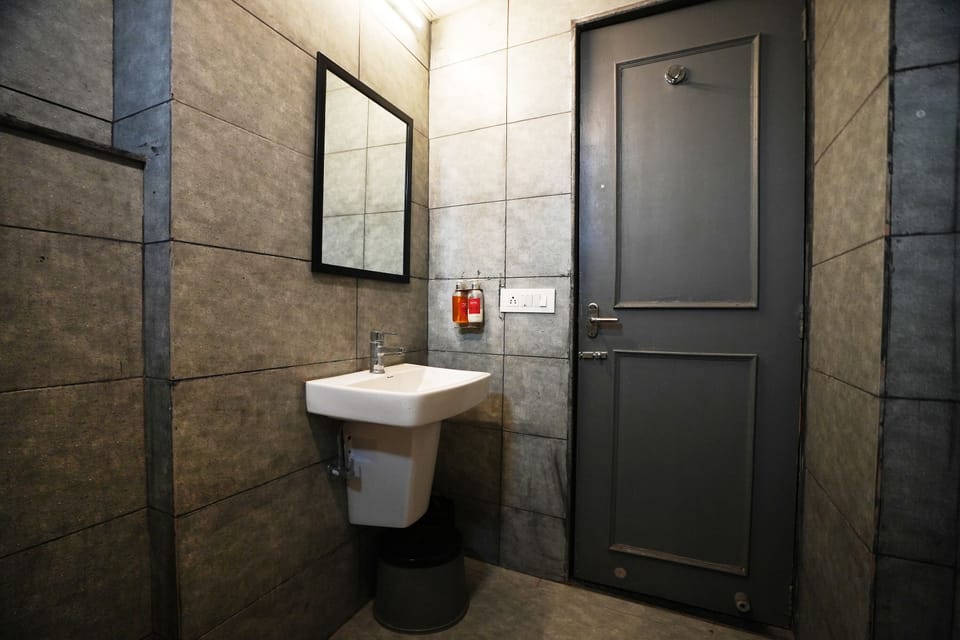 Deluxe Room | Bathroom | Shower, rainfall showerhead, free toiletries, towels