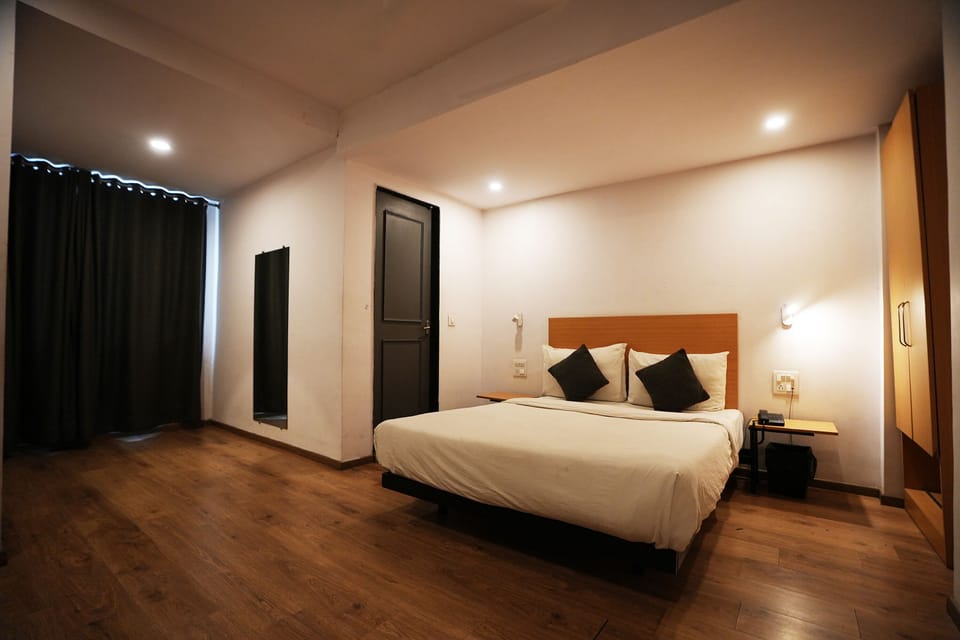 Deluxe Room | Desk, iron/ironing board, free WiFi, bed sheets