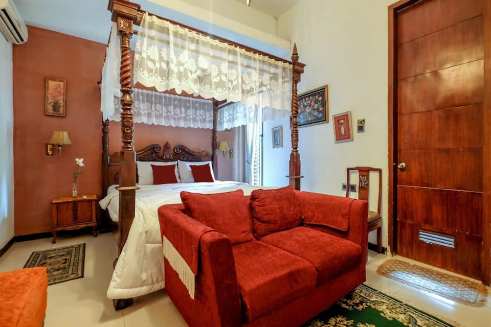Executive Room | Desk, iron/ironing board, free WiFi, bed sheets