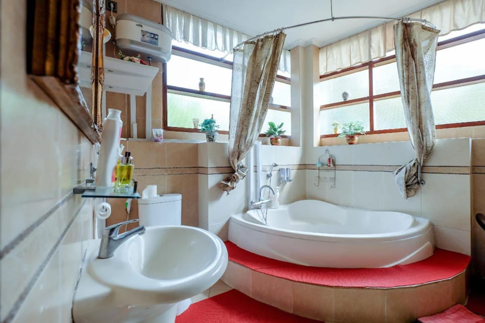 Executive Room | Bathroom | Shower, rainfall showerhead, free toiletries, hair dryer