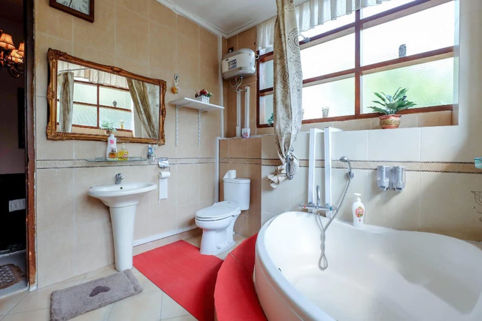 Executive Room | Bathroom | Shower, rainfall showerhead, free toiletries, hair dryer