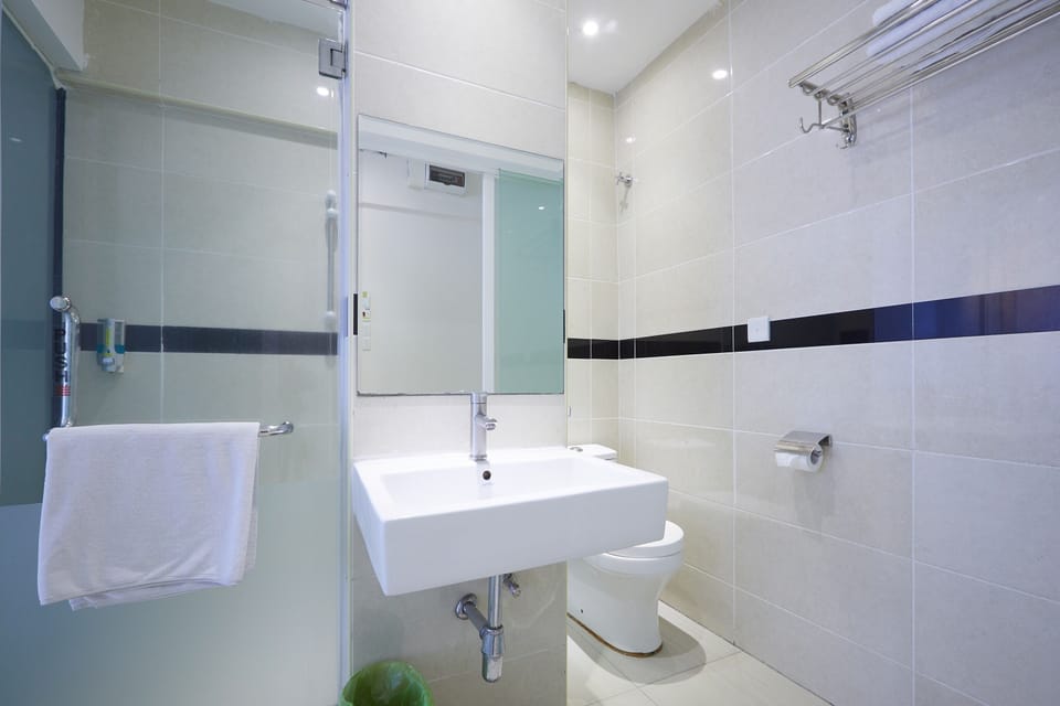 Superior Double Room | Bathroom | Shower, rainfall showerhead, free toiletries, hair dryer