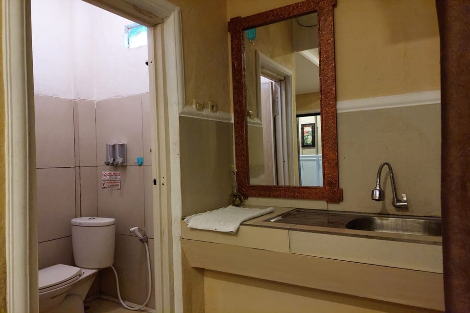Standard Room | Bathroom | Shower, rainfall showerhead, towels