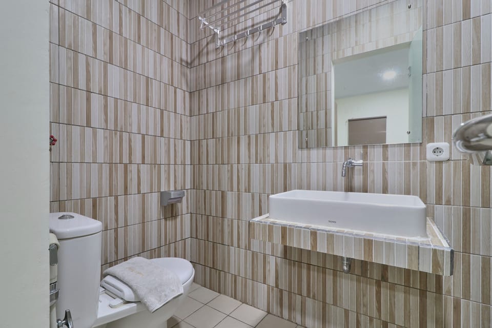 Superior Room | Bathroom | Shower, rainfall showerhead, free toiletries, slippers
