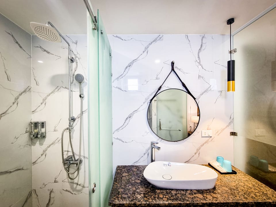 Shower, hydromassage showerhead, free toiletries, hair dryer