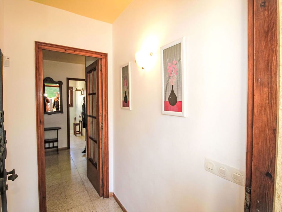 Wall, Interior Design, Flooring, Floor, Wood, Ceiling, Picture Frame, Lighting, Room, Home