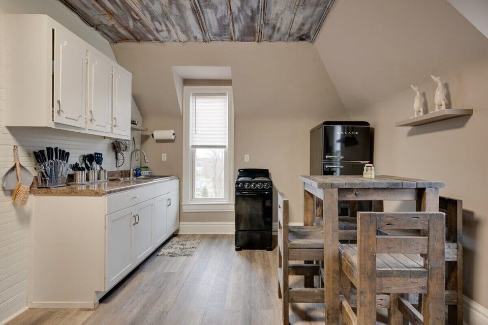 Kitchen & Dining Area