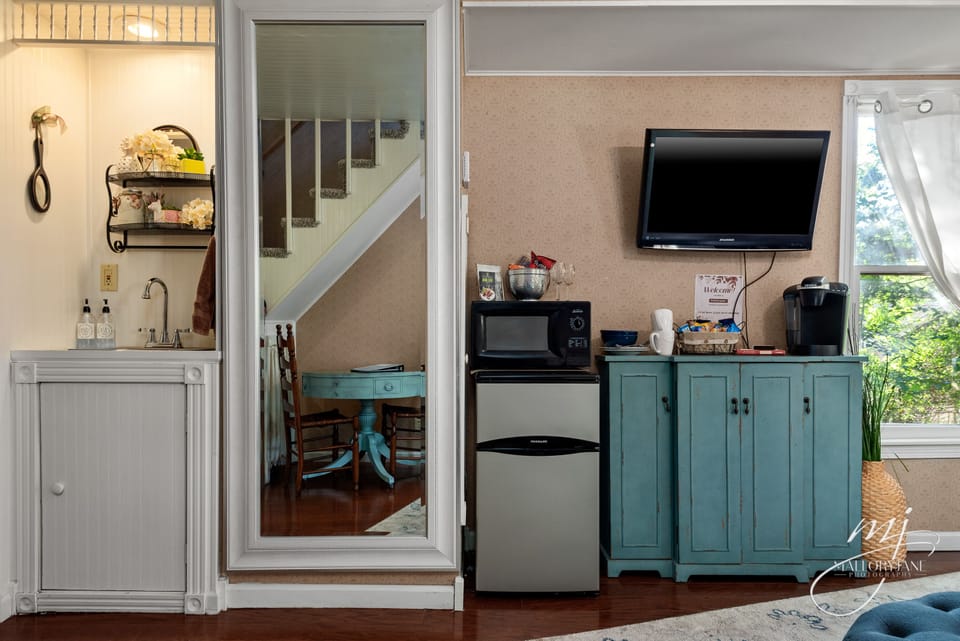 The Peabody Historic Cottage | Living area | 43-inch Smart TV with digital channels, Netflix, streaming services