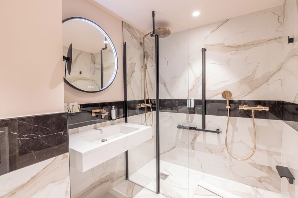 Shower, free toiletries, hair dryer, towels