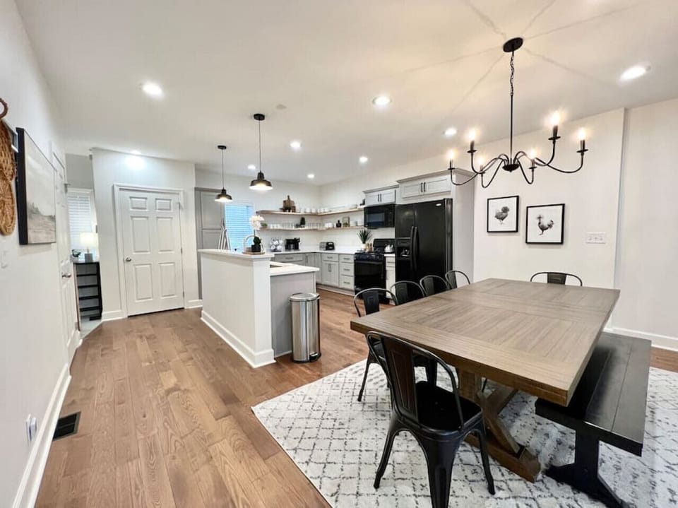 Kitchen & Dining Area