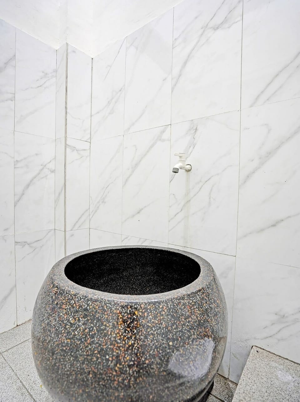 Standard Double Room | Bathroom | Shower, rainfall showerhead, towels, toilet paper