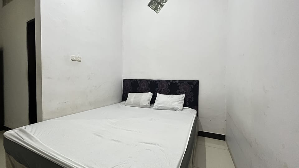 Standard Double Room | Desk, laptop workspace, WiFi (free), bed sheets