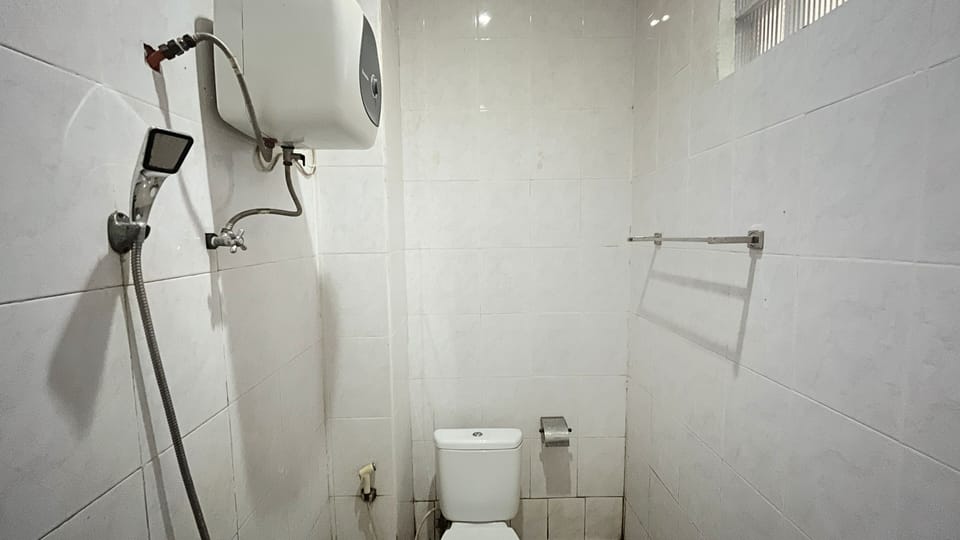 Standard Double Room | Bathroom | Shower, free toiletries, towels, toilet paper