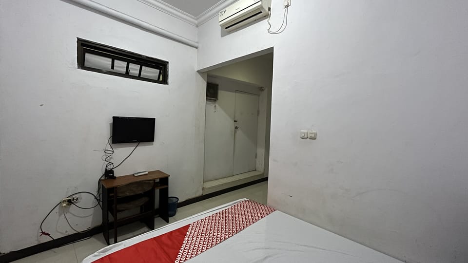 Standard Double Room | Desk, laptop workspace, WiFi (free), bed sheets