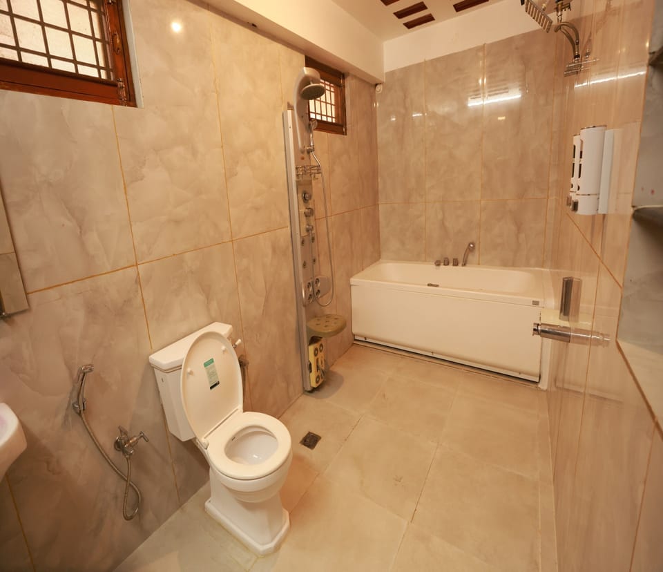 Grand Villa | Bathroom | Rainfall showerhead