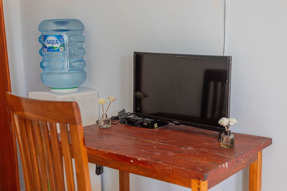 Desk, soundproofing, free WiFi, bed sheets