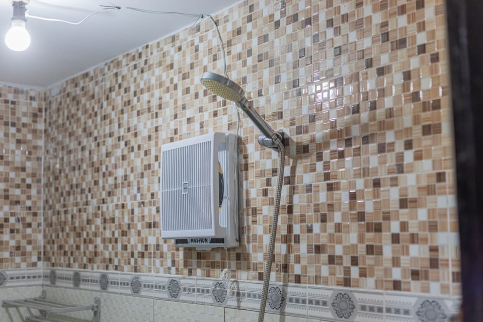 Shower, free toiletries, bidet, towels
